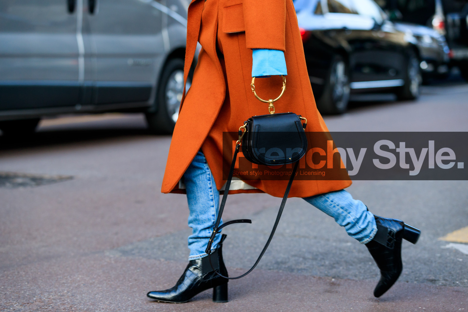 atmosphere details, AUTUMN WINTER 2017-2018, AW 17-18, black bag, black shoes, blue denim, blue top, camel coat, chloe, denim pants, detail, FALL WINTER 2017-2018, fashion week, frenchystyle, FW, FW 17-18, golden details, high heels, horizontal, jeans, jonathan paciullo, leather bag, leather shoes, linda tol, MFW, MILAN, overcoat, street style, trousers
