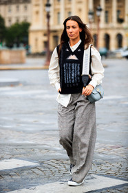 alice barbier, black pullover, striped pullover, sleeveless pullover, white shirt, striped shirt, dior bag, dior pullover, dior shirt, dior strap bag, dior pants, dior total look, dior shoes, grey pants, checked pants, plaid pants, loose pants, shoulder bag, logo strap bag, monogrammed shoes, monogrammed sneakers, grey sneakers, grey shoes, fashion week, frenchystyle, FW, jonathan paciullo, street style, PFW, PARIS, SPRING SUMMER 2021, SS 21, vertical, full length