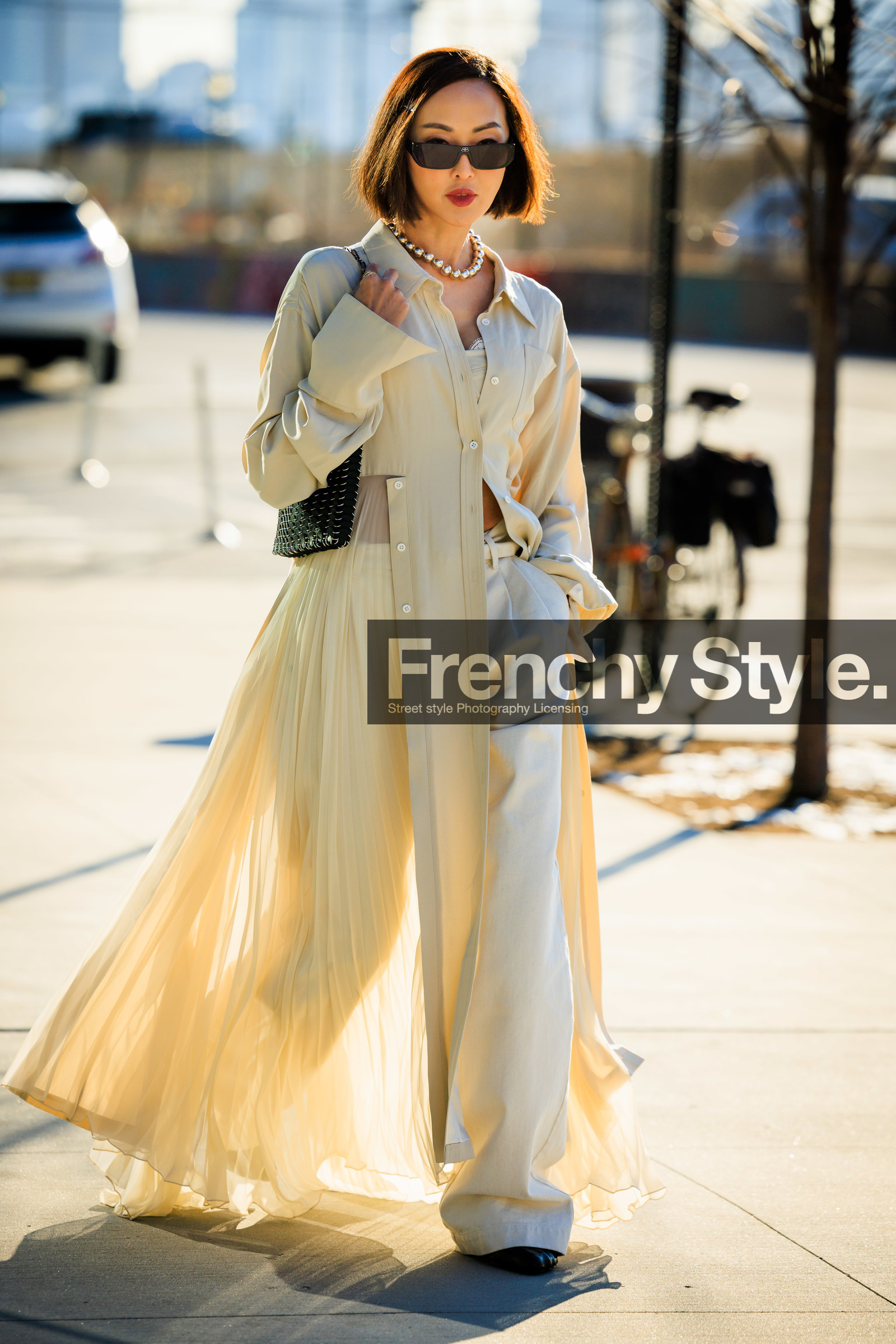 details, full black look, black pants, white striped pants, full white look, cream look, minimal look, black sunglasses, black shoes, long trench coat, white trench coat, silver pearls, pearls necklace, cropped top, striped black and white pants, baggy pants, short hair, Chriselle Lim, street style, jonathan paciullo, FW, frenchystyle, fashion week, NYFW, NEW YORK, AUTUMN WINTER 2022-2023, FALL WINTER 2022_2023, FW 22-23, vertical, full length