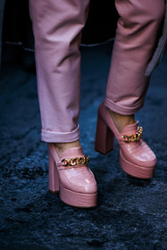 gucci pumps, pink pumps, leather pumps, chained pumps, pink pants, leather pants, details, close up, fashion week, frenchystyle, FW, jonathan paciullo, street style, NYFW, NEW YORK, AUTUMN WINTER 2022-2023, FALL WINTER 2022_2023, FW 22-23, vertical, atmosphere details