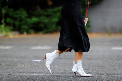 black dress, high heels, leather shoes, white boots, fashion week, frenchystyle, FW, jonathan paciullo, street style, PFW, PARIS, atmosphere details, horizontal, detail, AUTUMN WINTER 2018-2019, FALL WINTER 2018-2019, FW 18-19
