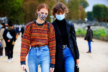 orange pullover, red pullover, yellow pullover, jacquard pullover, geometrical printed pullover, vintage look, vintage pullover, light blue jeans, denim, covid face mask, fashion week, frenchystyle, FW, jonathan paciullo, street style, PFW, PARIS, SPRING SUMMER 2021, SS 21, horizontal, atmosphere details, detail, model