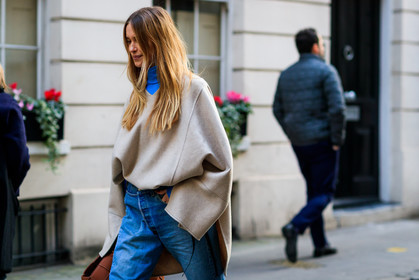beige sweater, blue denim, blue top, brown bag, denim pants, jeans, leather bag, loewe, trousers, fashion week, frenchystyle, FW, jonathan paciullo, street style, LFW, LONDON, AUTUMN WINTER 2018-2019, AW 18-19, FALL WINTER 2018-2019, FW 18-19, horizontal, atmosphere details, detail, pernille teisbaek