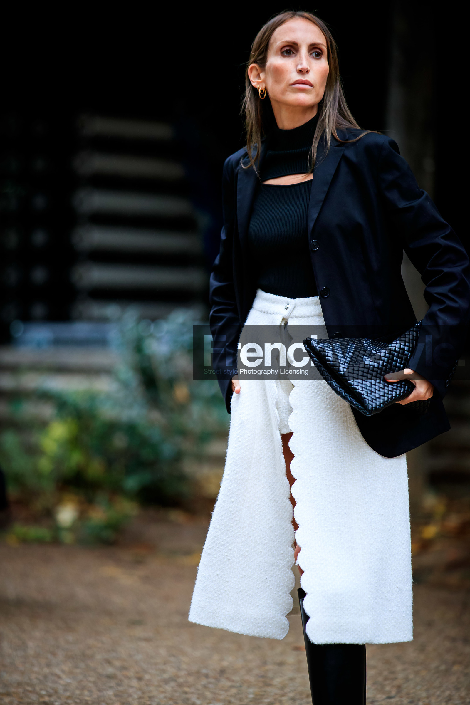 louliou, chloe loulou de saison, black jacket, black pullover, leather clutch, white skirt, white shorts, asymetrical skirt, long skirt, tweed skirt, tweed shorts, openwork pullover, plaited clutch, fashion week, frenchystyle, FW, jonathan paciullo, street style, PFW, PARIS, SPRING SUMMER 2021, SS 21, vertical, atmosphere details, detail