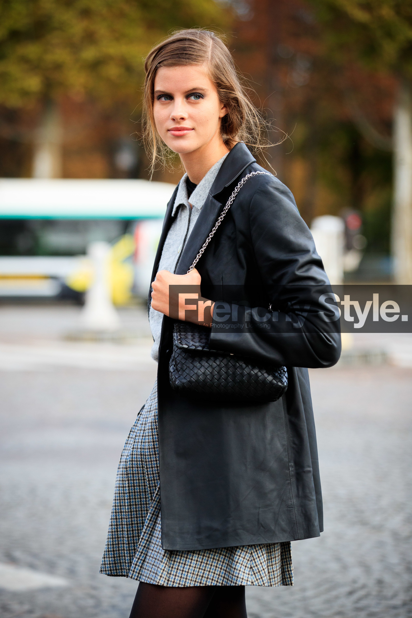 barbora podzimkova, light grey pullover, grey skirt, checked skirt, pleated skirt, mini skirt, school girl look, black leather jacket, black tights, make up, make up details, black eyeliner, black eyeshadows, PARIS, PFW, fashion week, frenchystyle, FW, jonathan paciullo, street style, SPRING SUMMER 2021, SS 21, vertical, atmosphere details, detail, model