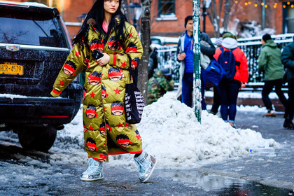 atmosphere details, AUTUMN WINTER 2017-2018, AW 17-18, black bag, cartoon, detail, down jacket, FALL WINTER 2017-2018, fashion week, frenchystyle, FW, FW 17-18, horizontal, jonathan paciullo, long coat, model, moonboots, NEW YORK, NYFW, printed coat, shiny boots, silver shoes, street style, tote bag, yellow coat