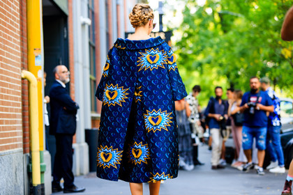 blue dress, graphic dress, oversize, printed dress, shirt dress, sunglasses, street style, jonathan paciullo, FW, frenchystyle, fashion week, MFW, MILAN, SPRING SUMMER 2019, SS 19, atmosphere details, horizontal, detail