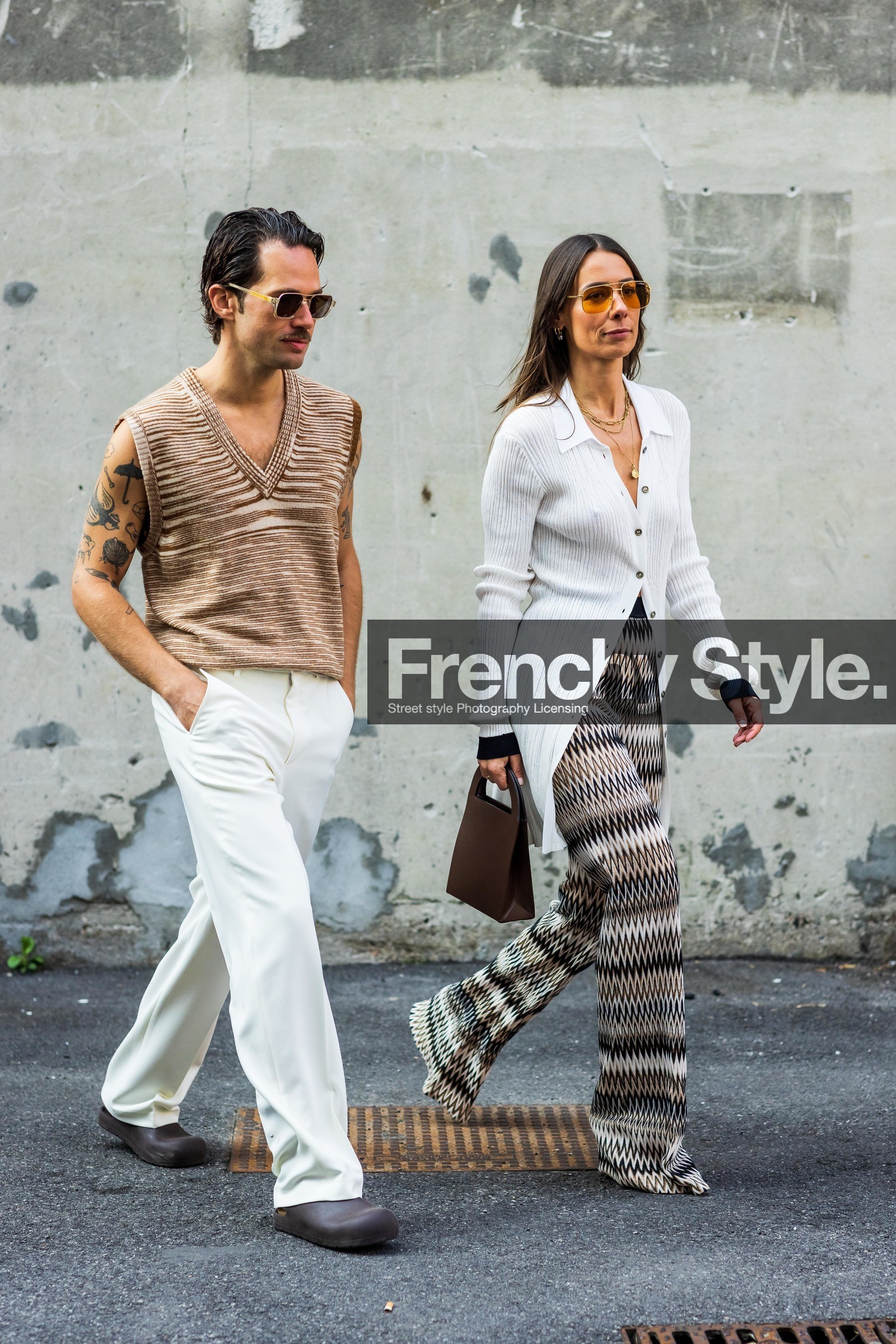 Alice Barbier, beige knit, beige pants, brown bag, brown clog, couple, duo, fluid pants, Jean-Sebastien Roques, knitted pants, leather bag, missoni look, orange sunglasses, printed pants, ribbed cardigan, sleveless knit, striped knit, sunglasses, white cardigan, white pants, v-neck knit, fashion week, frenchystyle, FW, jonathan paciullo, street style, MFW, MILAN, SPRING SUMMER 2022, SS 22, vertical, full length, menswear