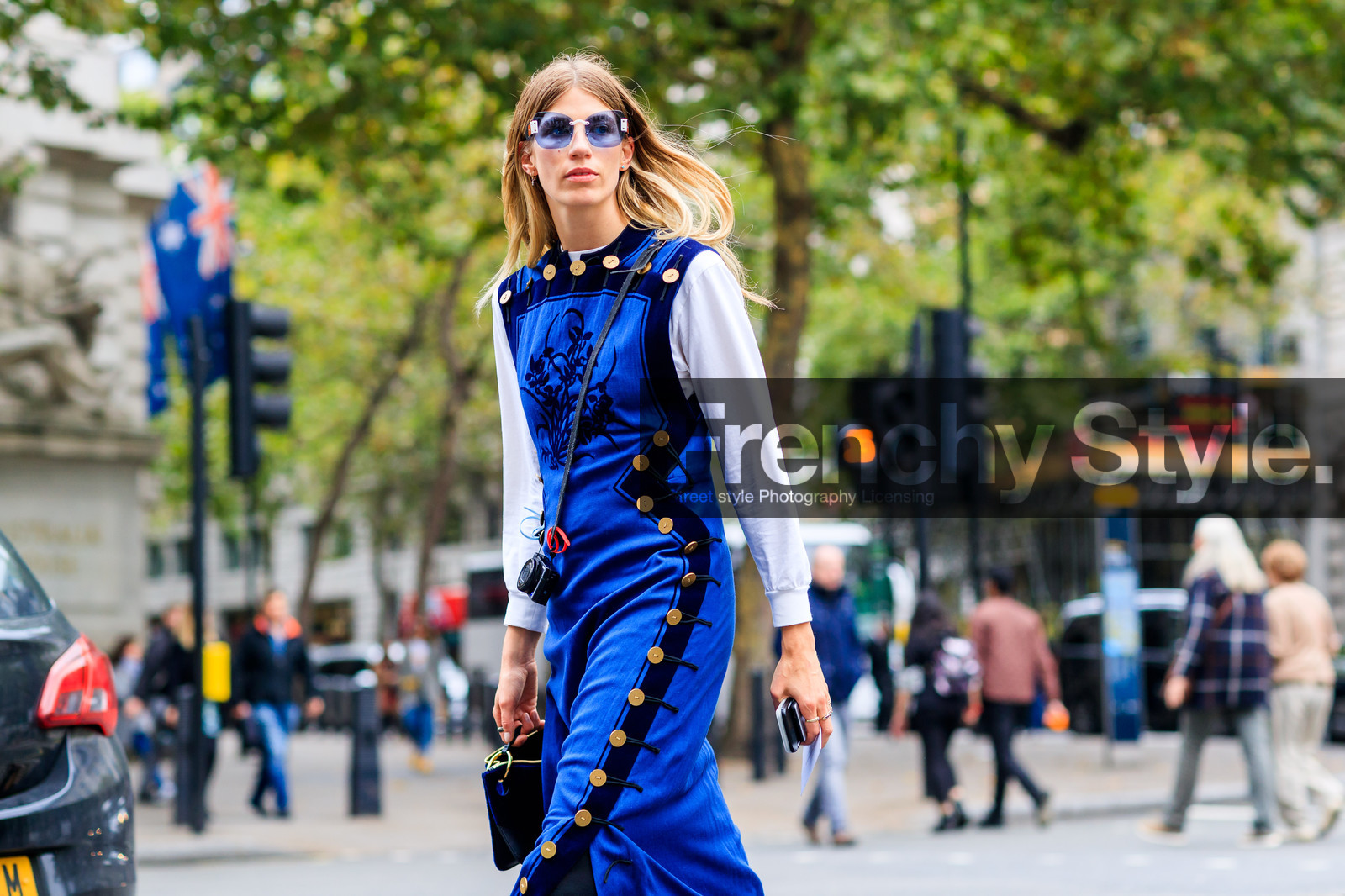 atmosphere details, black bag, blue dress, detail, fashion week, frenchystyle, FW, golden details, horizontal, jonathan paciullo, leather bag, LFW, LONDON, printed dress, SPRING SUMMER 2018, SS 18, street style, white top