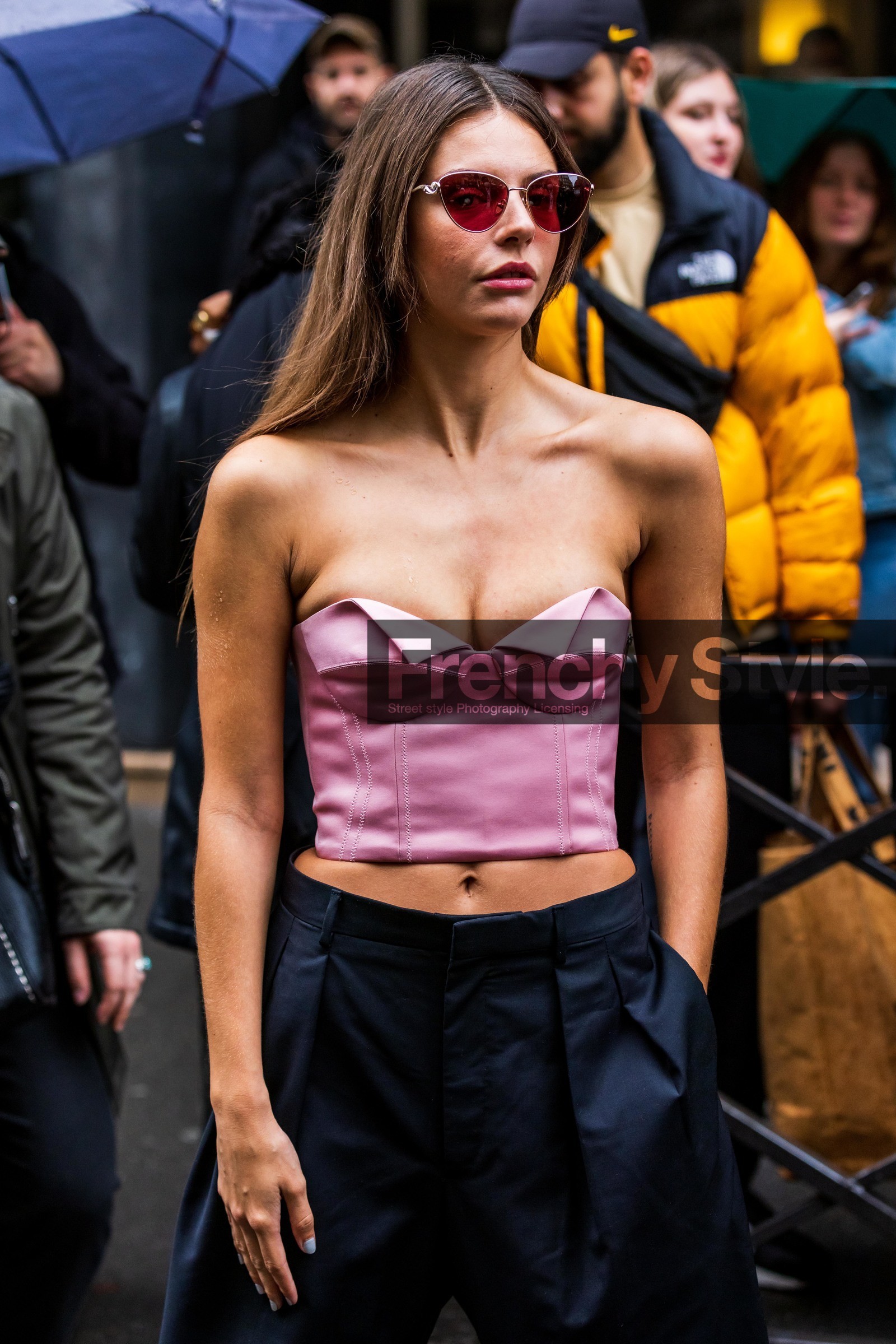 Alizée Gamberini, black pants, bustier, pants, pink bustier, pleated pants, red sunglasses, sunglasses, fashion week, frenchystyle, FW, jonathan paciullo, street style, PFW, PARIS, SPRING SUMMER 2022, SS 22, vertical, atmosphere details