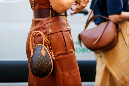 brown leather dress, short sleeves dress, belted dress, brown leather belt, mid long dress, button dress, safari dress, louis vuitton bag, monogrammed bag, golden chain strap bag, round shape bag, bag detail, fashion week, frenchystyle, FW, jonathan paciullo, street style, atmosphere details, horizontal, detail