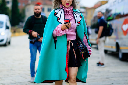 atmosphere details, black bag, black skirt, blue coat, cape, detail, fashion week, frenchystyle, FW, gucci, horizontal, jonathan paciullo, leather bag, MFW, MILAN, pink sweater, printed coat, SPRING SUMMER 2017, SS 17, street style, turquoise