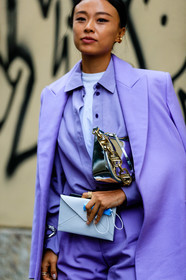 lilac coat, lilac jacket, lilac pants, lilac shirt, lilac total look, purple jacket, purple coat, purple shirt, purple pants, white t-shirt, mirror bag, silvered bag, golden chain strap bag, big chain strap bag, bottega veneta bag, white leather shoes, white leather pumps, white leather clutch, louis vuitton clutch, street style, jonathan paciullo, FW, frenchystyle, fashion week, MFW, MILAN, SPRING SUMMER 2021, SS 21, vertical, detail