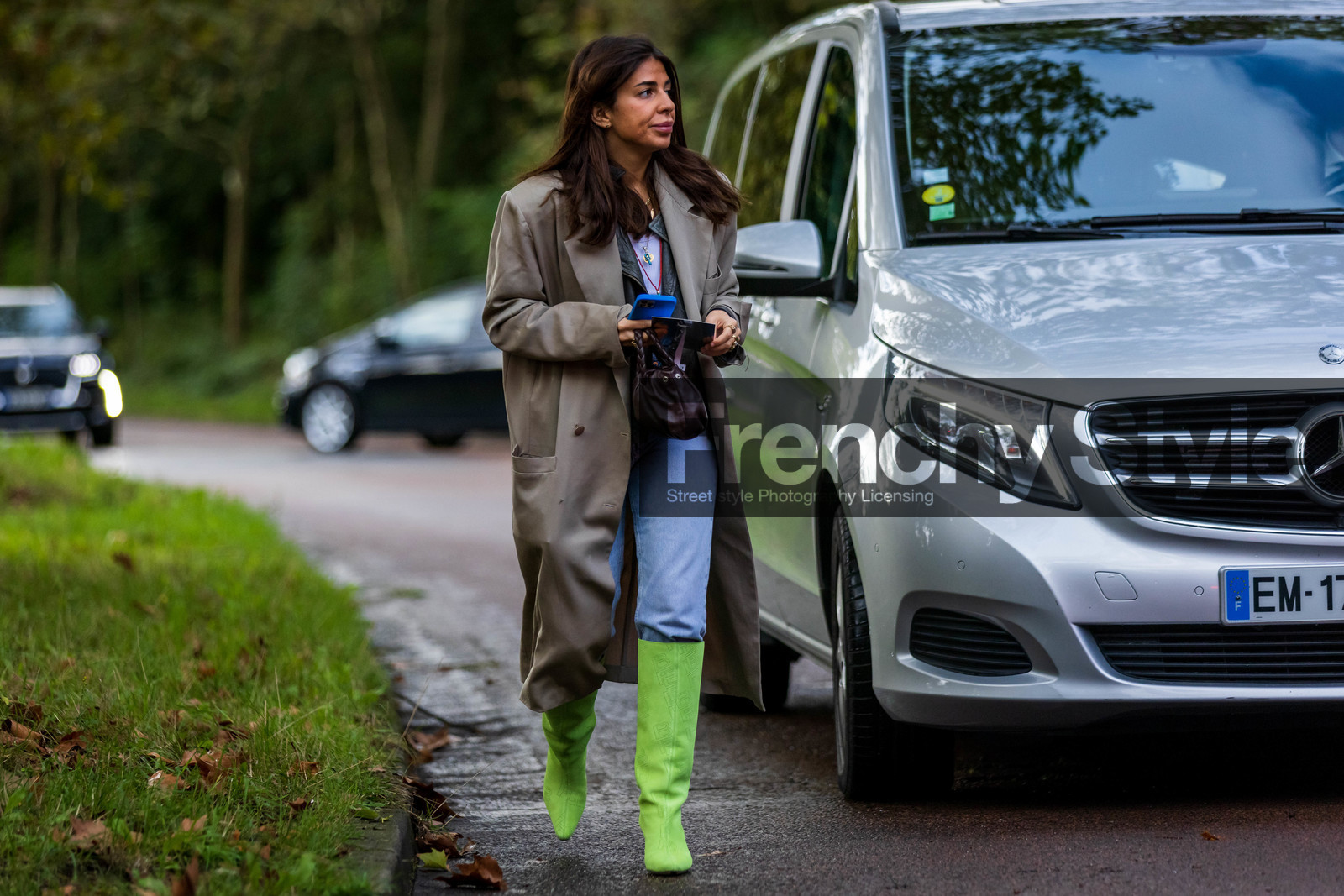 bag, blue jean, boots, brown bag, coat, denim, fluo green boots, grey coat, leather bag, leather boots, long coat, rings, street style, jonathan paciullo, FW, frenchystyle, fashion week, PFW, PARIS, SPRING SUMMER 2022, SS 22, horizontal, atmosphere details, full length