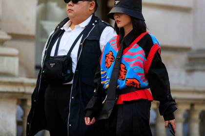 black hat, prada hat, black tie, prada tie, sleeveless pullover, red pullover, jacquard pullover, loose shirt, black pants, belted pullover, belt bag, fashion week, frenchystyle, FW, jonathan paciullo, street style, atmosphere details, horizontal, detail