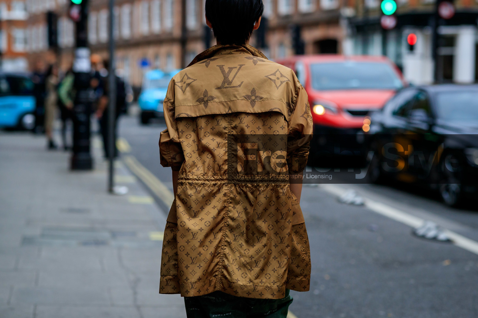 louis vuitton jacket, beige waterproof jacket, beige parka, green pants, jogging pants, supreme pants, street wear look, back details, monogrammed jacket, logo all over, fashion week, frenchystyle, FW, jonathan paciullo, street style, atmosphere details, horizontal, detail