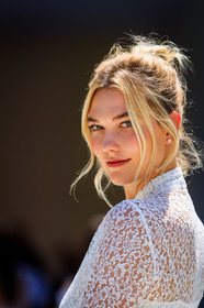 christian dior, graphic dress, lace dress, printed dress, see through, white dress, fashion week, frenchystyle, FW, jonathan paciullo, street style, PFW, PARIS, vertical, detail, atmosphere details, portrait, model, AUTUMN WINTER 2018-2019, FALL WINTER 2018-2019, FW 18-19, karlie kloss