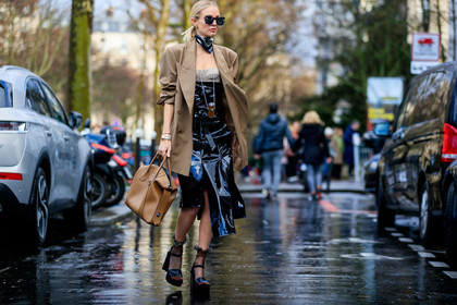 leonie hanne, black leather sandals, high heels sandals, platform sandals, open toe shoes, monogrammed shoes, louis vuitton shoes, brown socks, sheer socks, ruffle socks, fendi socks, checked socks, big heels, beige jacket, black scarf, black vinyl dress, black polish dress, belted dress, button dress, corset dress, bag necklace, long necklace, monogrammed bag, monogrammed necklace, brown leather bag, silvered necklace, beige bra, beige dress, bicolor dress, jacket dress, striped scarf, linda farrow scarf, camel leather bag, hand bag, big bag, mid long dress, fashion week, frenchystyle, FW, jonathan paciullo, street style, PFW, PARIS, horizontal, atmosphere details, full length