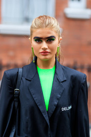 model, black jacket, neon green top, green eyeliner, eye make up, make up, make up details, big eyebrows, dangling earrings, plastic earrings, green earrings, strassed earrings, fashion week, frenchystyle, FW, jonathan paciullo, street style, vertical, detail, atmosphere details