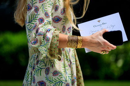 bracelet, floral, golden jewelry, graphic dress, green dress, printed dress, rings, fashion week, frenchystyle, FW, jonathan paciullo, street style, PFW, PARIS, horizontal, atmosphere details, detail, AUTUMN WINTER 2018-2019, FALL WINTER 2018-2019, FW 18-19, jennifer neyt