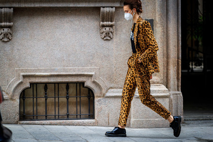 leopard printed jacket, leopard printed look, leopard printed pants, fur jacket, fur pants, fur suits, black t-shirt, leopard printed suits, letter printed t-shirt, camel leather bag, bucket bag, loewe bag, shoulder bag, golden necklace, doc marteens shoes, black leather derbies, laced shoes, covid face mask, lulu tenney, street style, jonathan paciullo, FW, frenchystyle, fashion week, MFW, MILAN, SPRING SUMMER 2021, SS 21, horizontal, atmosphere details, detail, model