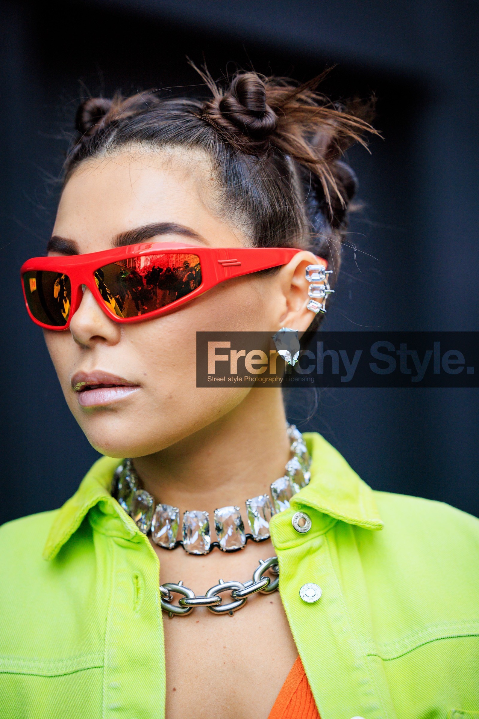 red sunglasses, silver choker, studs choker, hair bows, 90S look, silver stones, silver earrings, studs, silver choker, nude make up, karina nigay, fashion week, frenchystyle, FW, jonathan paciullo, street style, vertical, atmosphere details, detail