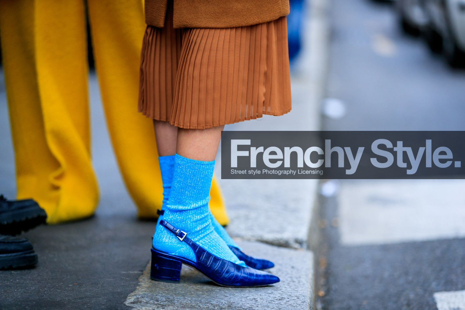 atmosphere details, blue shoes, blue socks, brown skirt, detail, fashion week, frenchystyle, FW, high heels, horizontal, jonathan paciullo, leather shoes, MFW, MILAN, pleated skirt, SPRING SUMMER 2017, SS 17, street style, turquoise