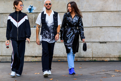 alice & j.s, atmosphere details, black bag, black jacket, black pants, black sweater, blue boots, blue denim, denim pants, fashion week, frenchystyle, full length, FW, graphic jacket, graphic shirt, high heels, horizontal, jeans, jonathan paciullo, leather bag, leather coat, leather shoes, PARIS, PFW, printed jacket, printed shirt, sleeveless, SPRING SUMMER 2018, SS 18, street style, sunglasses, sweatpants, trench coat, trousers, white shirt, white sneakers