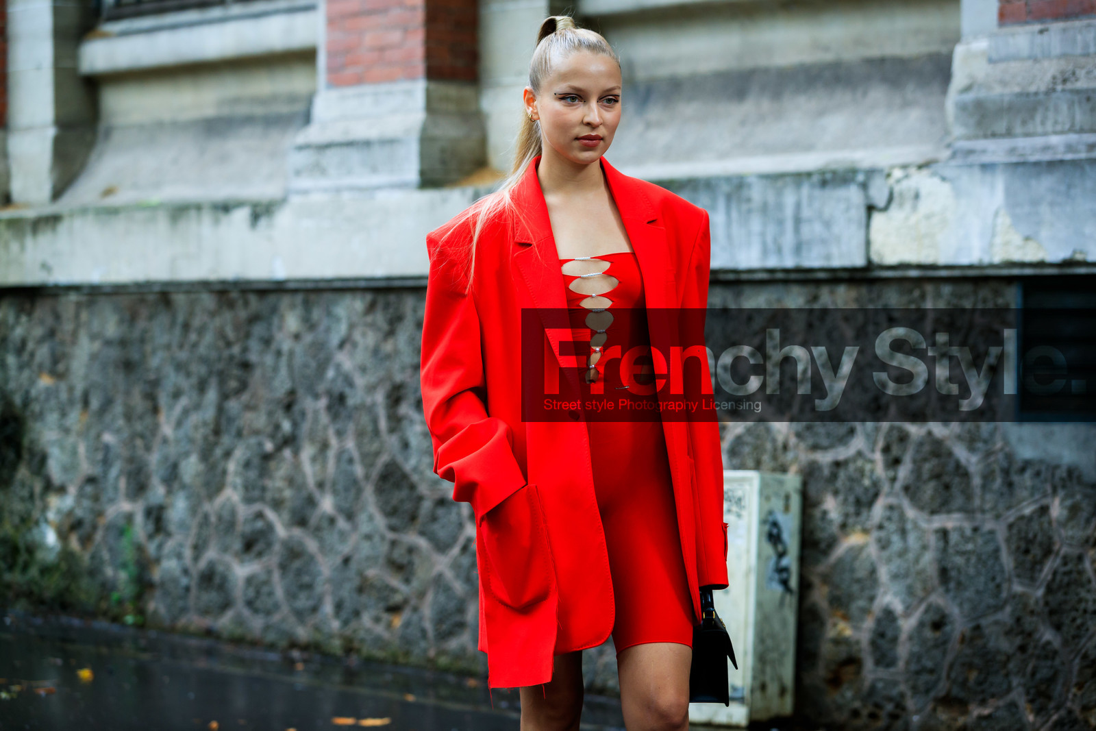 off white jacket, red jacket, oversize jacket, red bodysuit, tight jumpsuit, red jumpsuit, pearl detail, black leather bag, black bag, hand bag, off white bag, make up details, make up, black eyeliner, red body, red shorts, off white total look, regina anikiy, fashion week, frenchystyle, FW, jonathan paciullo, street style, PFW, PARIS, AUTUMN WINTER 2021-2022, FALL WINTER 2021-2022, FW 21-22, atmosphere details, horizontal, detail