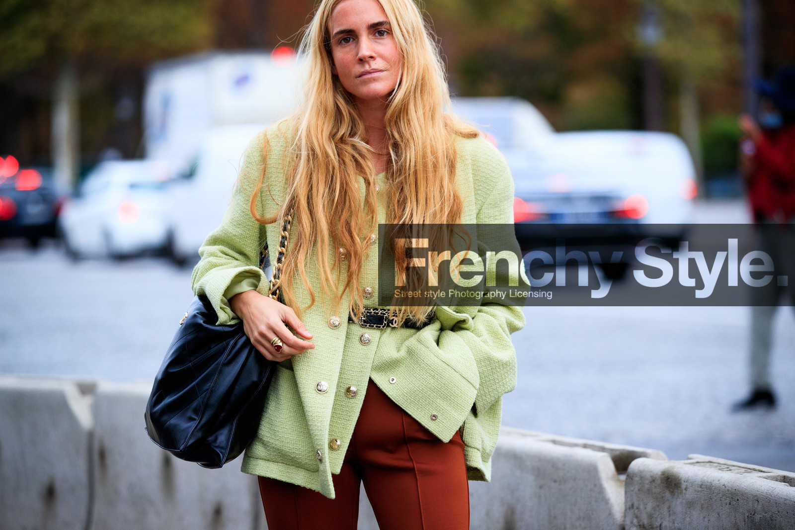 blanca miro scrimieri, light green jacket, layered jacket, belted jacket, black leather belt, black leather bag, red pants, legging pants, red legging, quilted bag, shoulder bag, chanel bag, chanel jacket, chanel belt, chanel boots, tweed jacket, shopping bag, PARIS, PFW, fashion week, frenchystyle, FW, jonathan paciullo, street style, SPRING SUMMER 2021, SS 21, horizontal, atmosphere details, detail