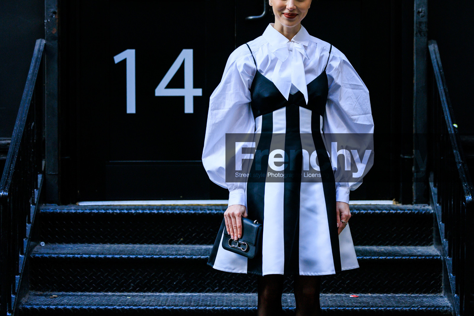 oversized white shirt, mini dress, white and black look, white and black dress, black clutch, carolina herrera bag, mary leest, fashion week, frenchystyle, FW, jonathan paciullo, street style, NYFW, NEW YORK, AUTUMN WINTER 2022-2023, FALL WINTER 2022_2023, FW 22-23, atmosphere details, horizontal