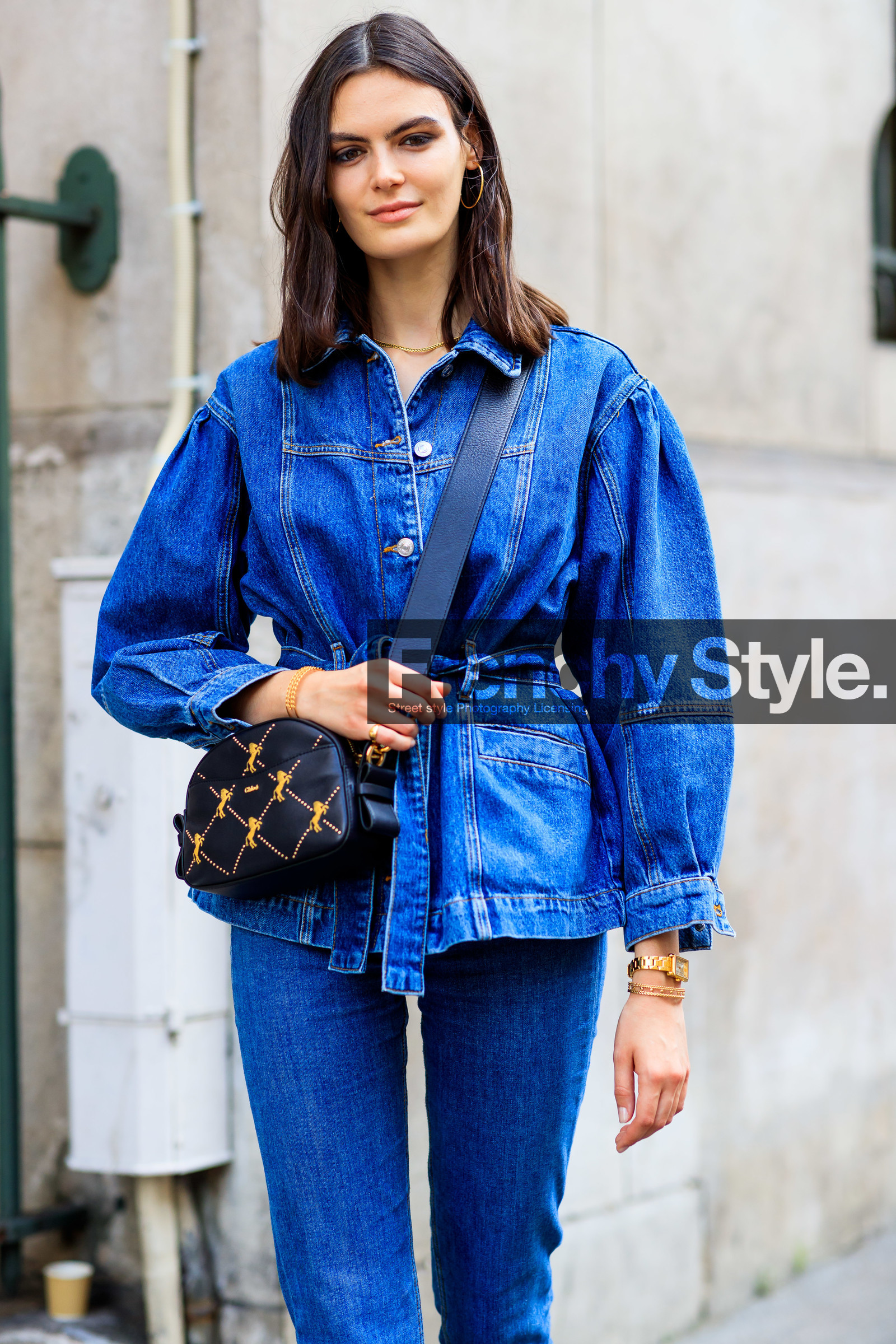 denim, denim jacket, denim shirt, blue jacket, blue shirt, blue jeans, belted jacket, belted shirt, denim total look, crossbody bag, black leather bag, embroidered bag, chloe bag, fashion week, frenchystyle, FW, jonathan paciullo, street style, PFW, PARIS, AUTUMN WINTER 2021-2022, FALL WINTER 2021-2022, FW 21-22, vertical, atmosphere details, detail, model