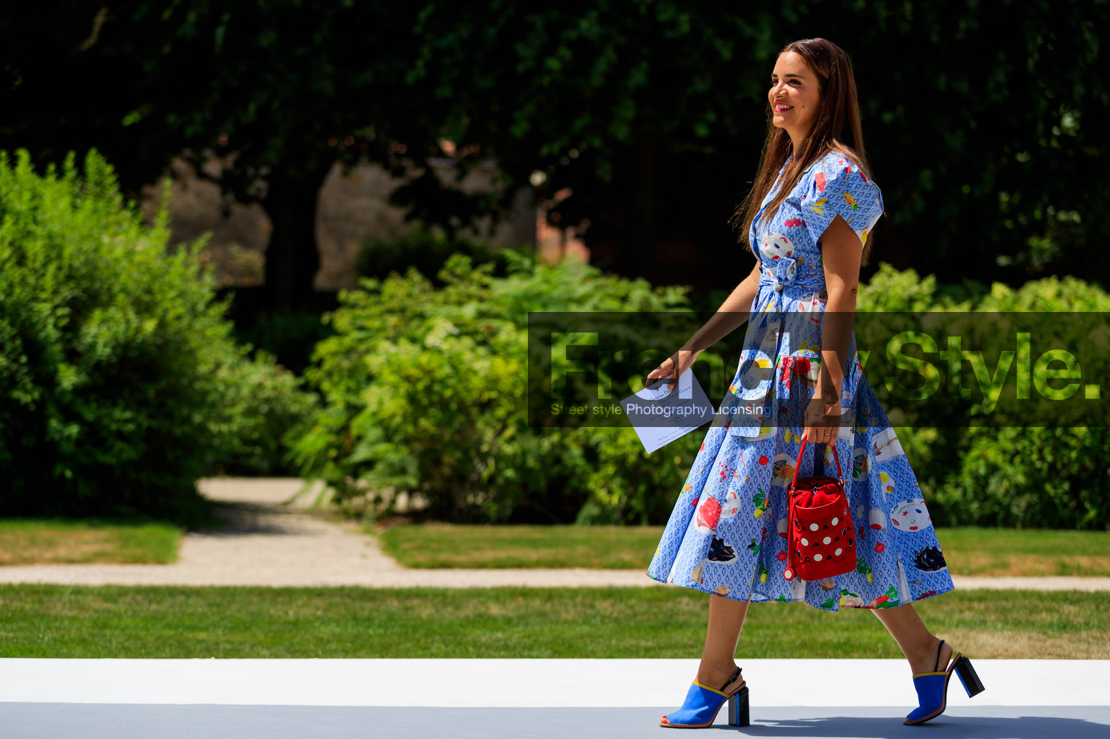 blue dress, blue shoes, graphic bag, graphic dress, high heels, leather bag, leather shoes, printed bag, printed dress, red bag, fashion week, frenchystyle, FW, jonathan paciullo, street style, PFW, PARIS, horizontal, atmosphere details, full length, AUTUMN WINTER 2018-2019, FALL WINTER 2018-2019, FW 18-19, laure heriard dubreuil