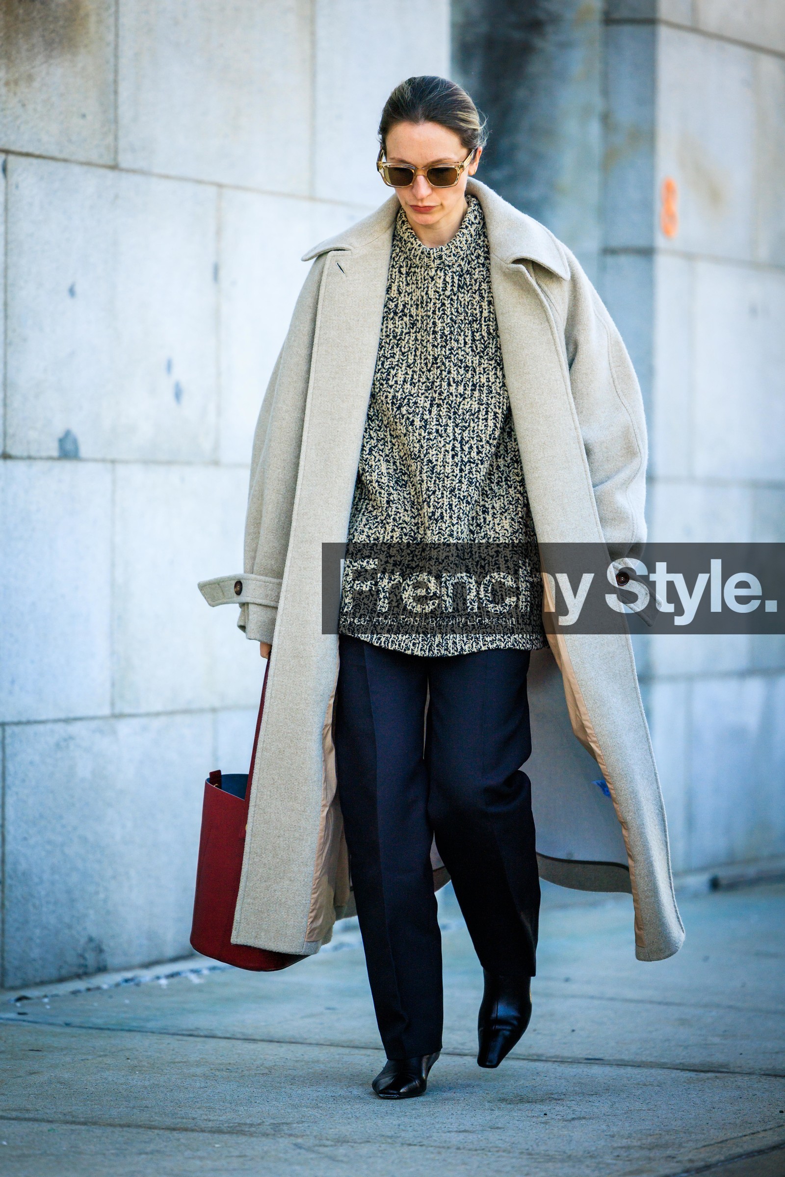 black pants, minimal look, long trench coat, grey trench coat, knitted jumper, sunglasses, white leather bottines, black bottines, red bucket bag, oversized jumper, black and white jumper, street style, jonathan paciullo, FW, frenchystyle, fashion week, NYFW, NEW YORK, AUTUMN WINTER 2022-2023, FALL WINTER 2022_2023, FW 22-23, vertical, full length