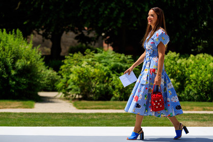 blue dress, blue shoes, graphic bag, graphic dress, high heels, leather bag, leather shoes, printed bag, printed dress, red bag, fashion week, frenchystyle, FW, jonathan paciullo, street style, PFW, PARIS, horizontal, atmosphere details, full length, AUTUMN WINTER 2018-2019, FALL WINTER 2018-2019, FW 18-19, laure heriard dubreuil