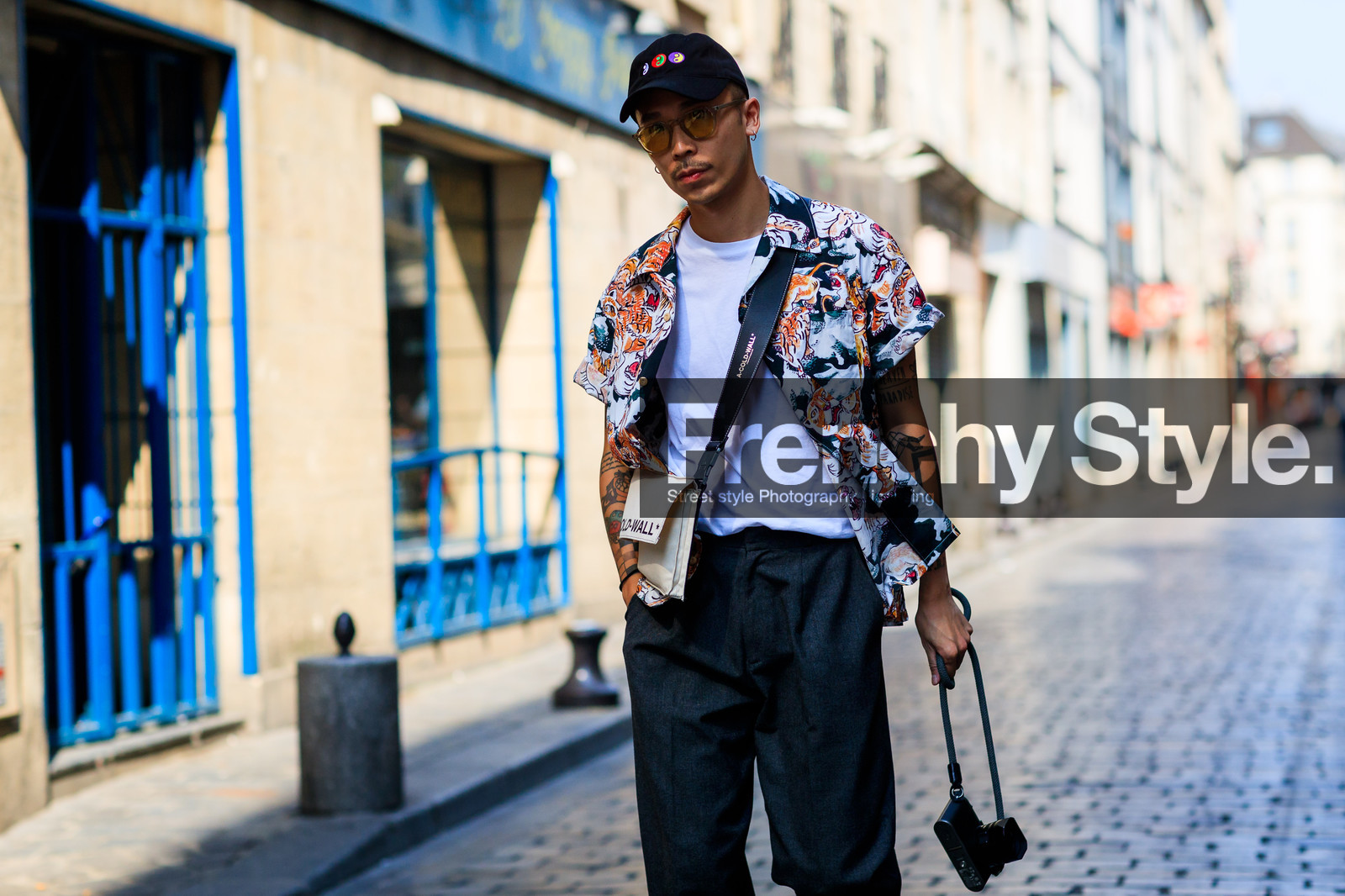 atmosphere details, black cap, black pants, camera, detail, fashion week, frenchystyle, FW, graphic shirt, horizontal, jonathan paciullo, leather bag, MENSWEAR, PARIS, PFW, printed shirt, SPRING SUMMER 2018, SS 18, street style, sunglasses, tattoos, trousers, white bag, white t shirt