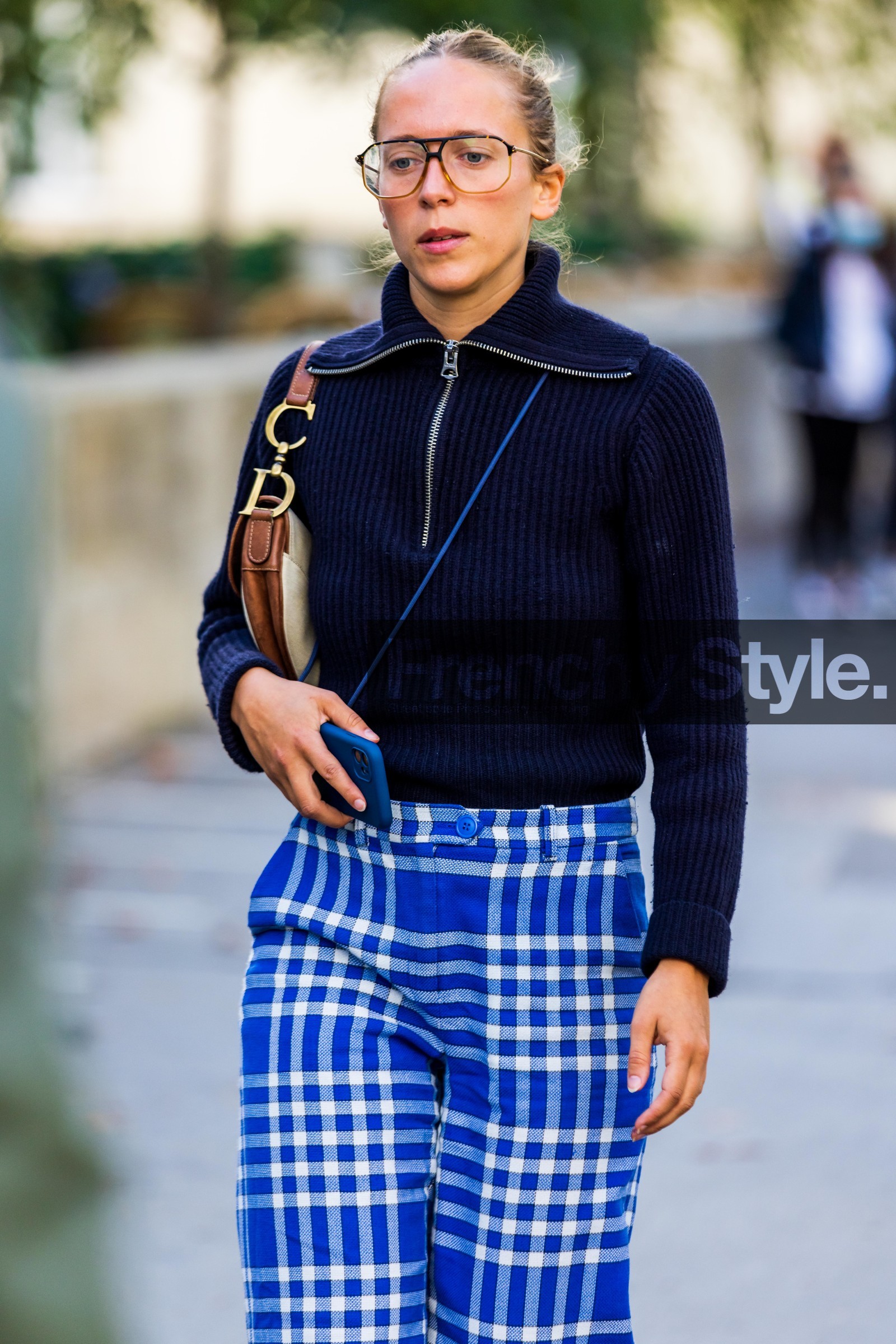 aviator, bag, blue jumper, blue pants, blue sneakers, camel bag, check, checked pants, color, dior bag, glasses, jumper, knit, knitwear, marine blue jumper, pants, print, printed pants, sneakers, zipped knit, electric blue, fashion week, frenchystyle, FW, jonathan paciullo, street style, PFW, PARIS, SPRING SUMMER 2022, SS 22, vertical, atmosphere details