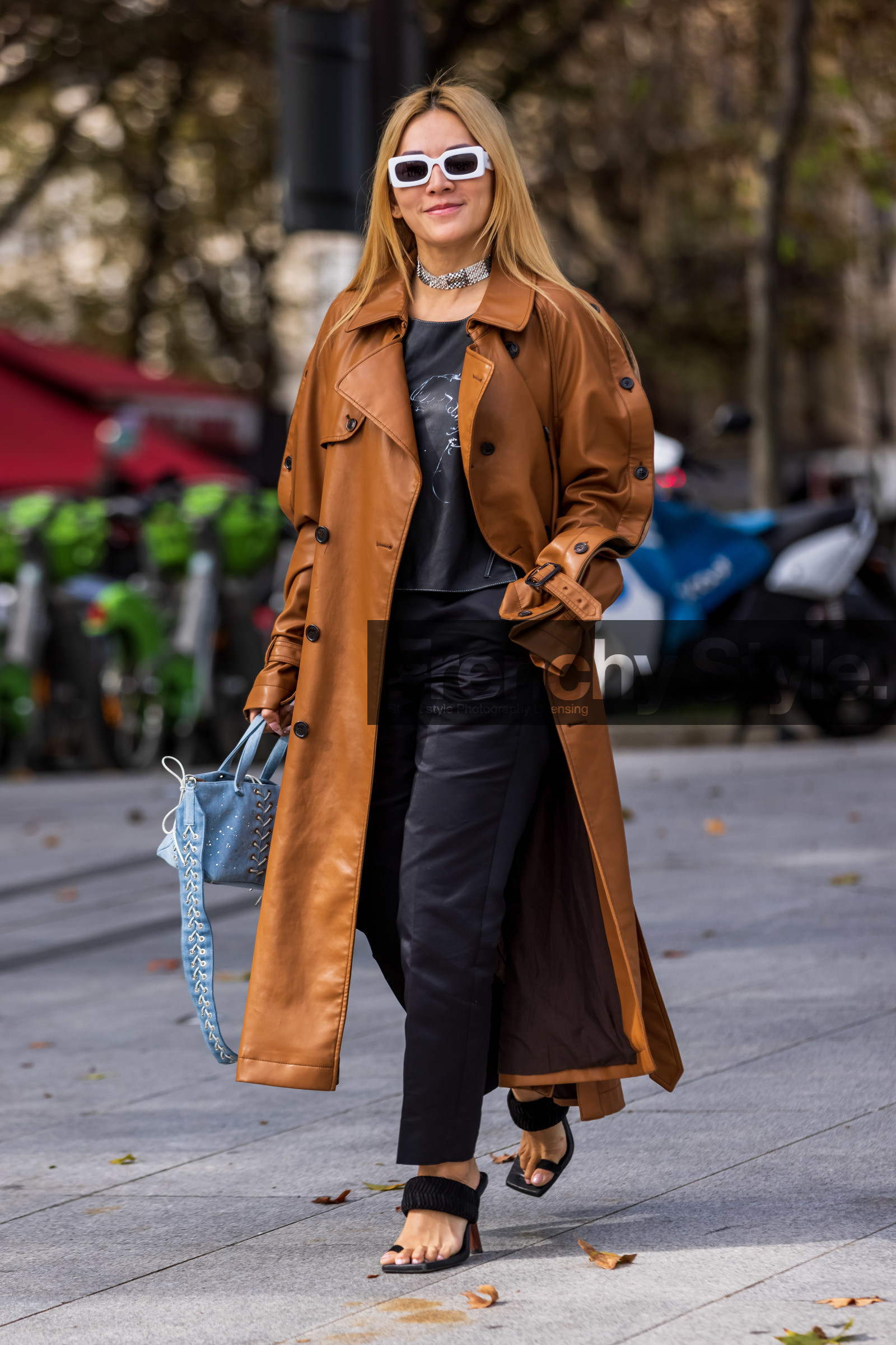 bag, black pants, black sandals, black t-shirt, camel trenchcoat, choker, coat, denim bag, leather trenchcoat, pants, rectangle sunglasses, sandals, strass choker, strass necklace, sunglasses, t-shirt, Tina Leung, trenchcoat, white sunglasses, fashion week, frenchystyle, FW, jonathan paciullo, street style, PFW, PARIS, SPRING SUMMER 2022, SS 22, vertical, full length