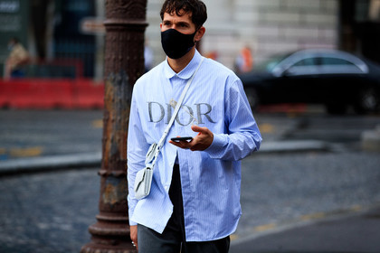 JS roques, logo printed shirt, light blue shirt, striped shirt, dior bag, dior pants, dior shirt, dior total look, grey pants, white leather bag, crossbody bag, animal skin bag, covid face mask, fashion week, frenchystyle, FW, jonathan paciullo, street style, PFW, PARIS, SPRING SUMMER 2021, SS 21, horizontal, atmosphere details, detail