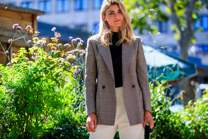 wandler bag, black leather bag, hand bag, brown checked jacket, checked jacket, black top, turtleneck top, white jeans, cropped flare jeans, cropped jeans, fashion week, frenchystyle, FW, jonathan paciullo, street style, atmosphere details, horizontal, detail