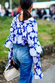 AUTUMN WINTER 2017-2018, AW 17-18, black belt, blue denim, blue shirt, denim pants, detail, evangelie smyrniotaki, FALL WINTER 2017-2018, fashion week, frenchystyle, FW, FW 17-18, jeans, jonathan paciullo, leather bag, leather belt, MFW, MILAN, printed shirt, street style, trousers, vertical, white bag