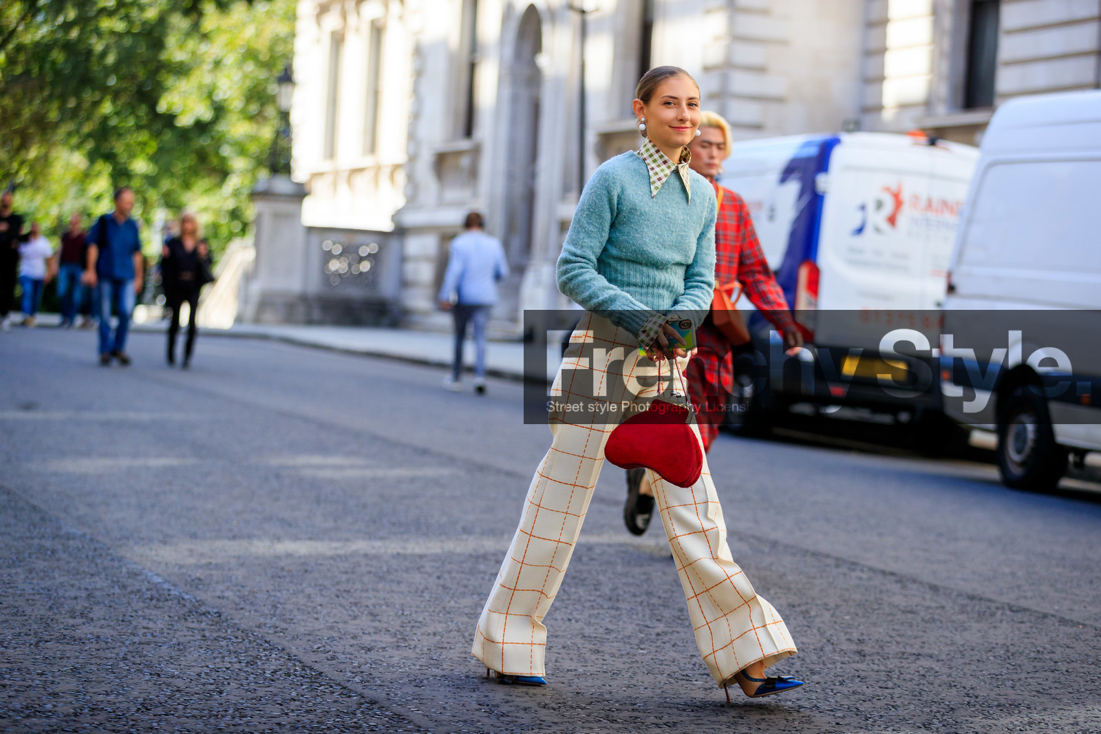 jenny walton, checked shirt, beige shirt, light blue pullover, white pants, tailored pants, flare pants, checked pants, red bag, hand bag, fur bag, vintage collar, dangling earrings, plastic earrings, white earrings, fashion week, frenchystyle, FW, jonathan paciullo, street style, atmosphere details, horizontal, full length