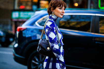 blue and white printed squared dress, puffy black hangbag, black pearl creole earrings, alyssa coscarelli, fashion week, frenchystyle, FW, jonathan paciullo, street style, NYFW, NEW YORK, AUTUMN WINTER 2022-2023, FALL WINTER 2022_2023, FW 22-23, atmosphere details, horizontal