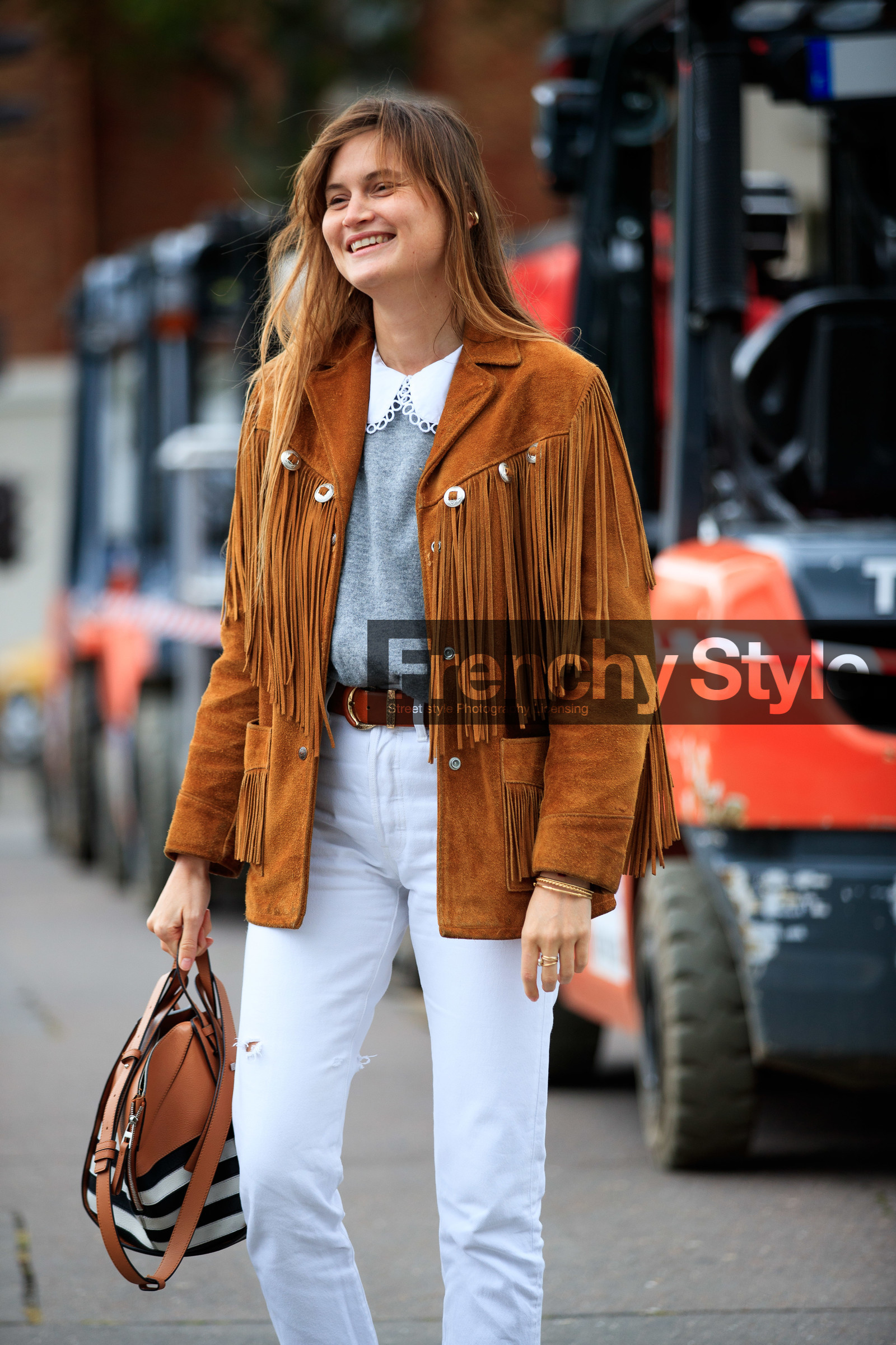 eugenie trochu, camel jacket, camel suede jacket, fringe jacket, cowboy jacket, grey pullover, collar details, white jeans, white leather bag, black leather bag, camel leather bag, striped bag, loewe bag, fashion week, frenchystyle, FW, jonathan paciullo, street style, PFW, PARIS, SPRING SUMMER 2021, SS 21, vertical, atmosphere details, detail