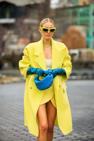 details, full yellow look, blue gloves, leather gloves, mini bottega veneta, blue mini bag, bottega veneta bag, yellow coat, yellow mini skirt, green necklace, green sunglasses, leonie hanne, street style, jonathan paciullo, FW, frenchystyle, fashion week, NYFW, NEW YORK, AUTUMN WINTER 2022-2023, FALL WINTER 2022_2023, FW 22-23, vertical, atmosphere details