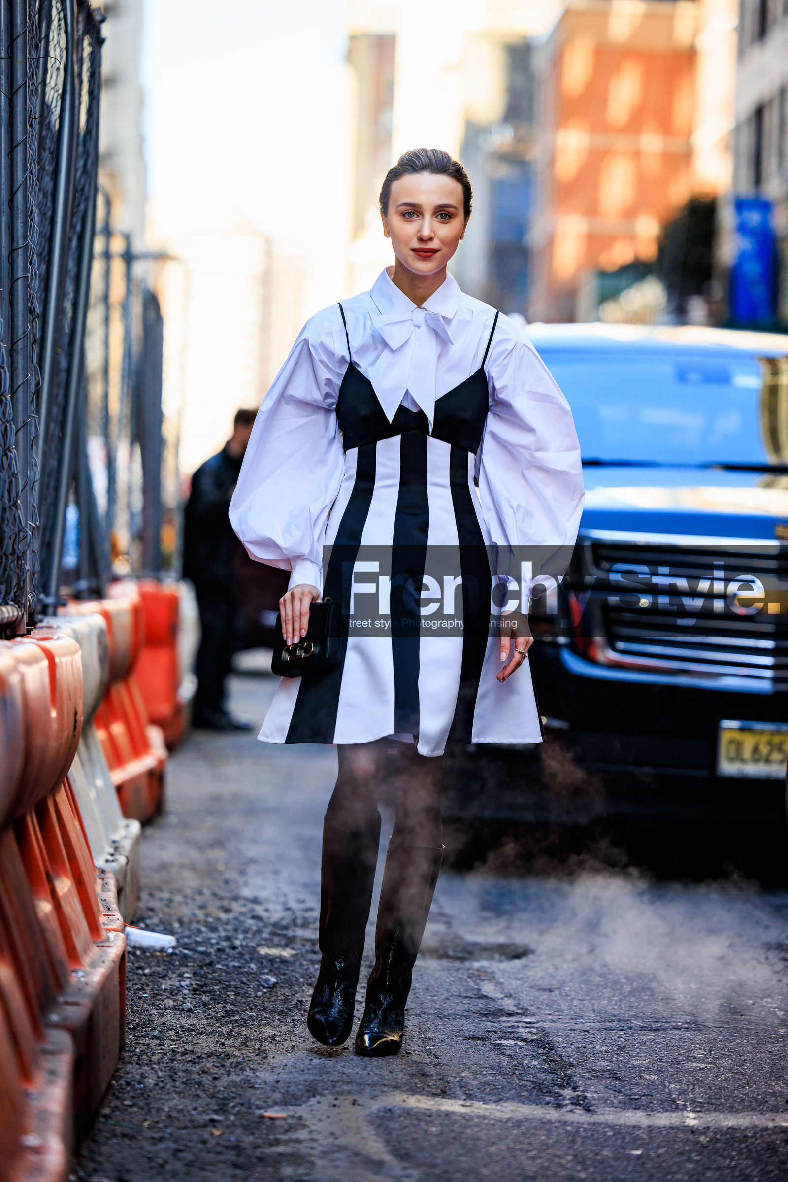 oversized white shirt, mini dress, white and black look, white and black dress, highknee boots, black boots, black clutch, carolina herrera bag, mary leest, fashion week, frenchystyle, FW, jonathan paciullo, street style, NYFW, NEW YORK, AUTUMN WINTER 2022-2023, FALL WINTER 2022_2023, FW 22-23, vertical, full length