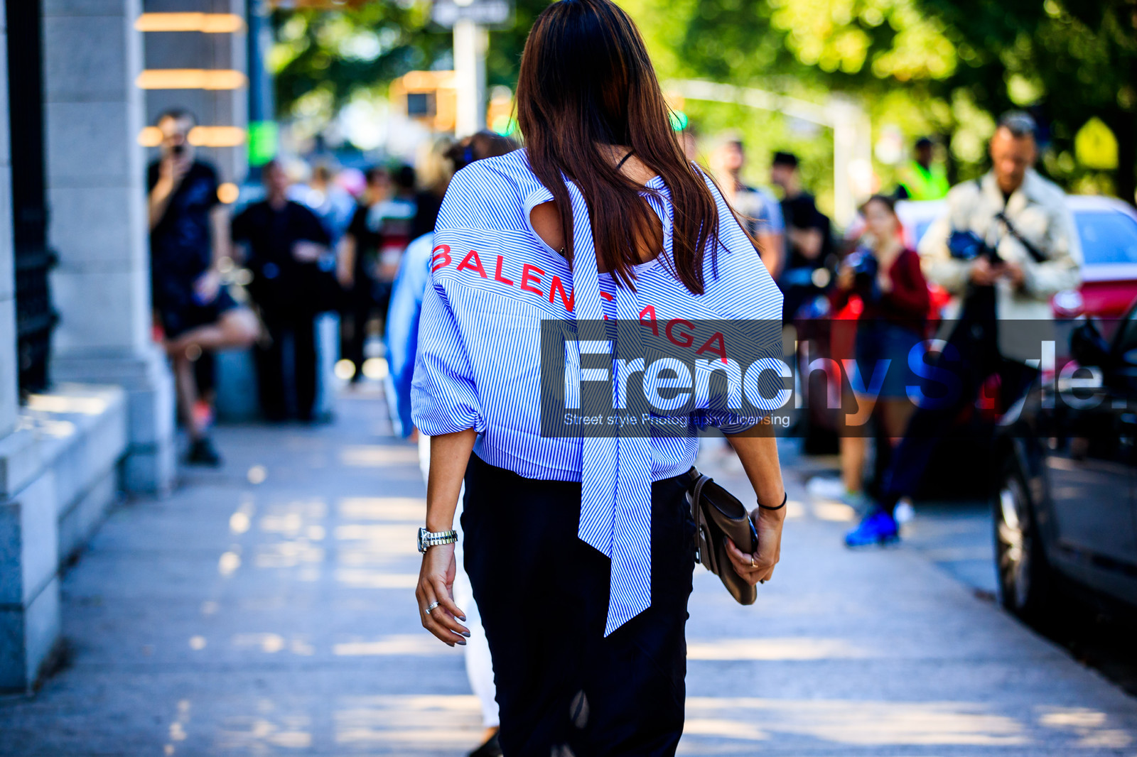 atmosphere details, back detail, balenciaga, beige bag, blue shirt, detail, fashion week, frenchystyle, FW, horizontal, jonathan paciullo, leather bag, men shirt, navy skirt, NEW YORK, NYFW, printed shirt, SPRING SUMMER 2018, SS 18, street style, striped shirt, stripes, trousers