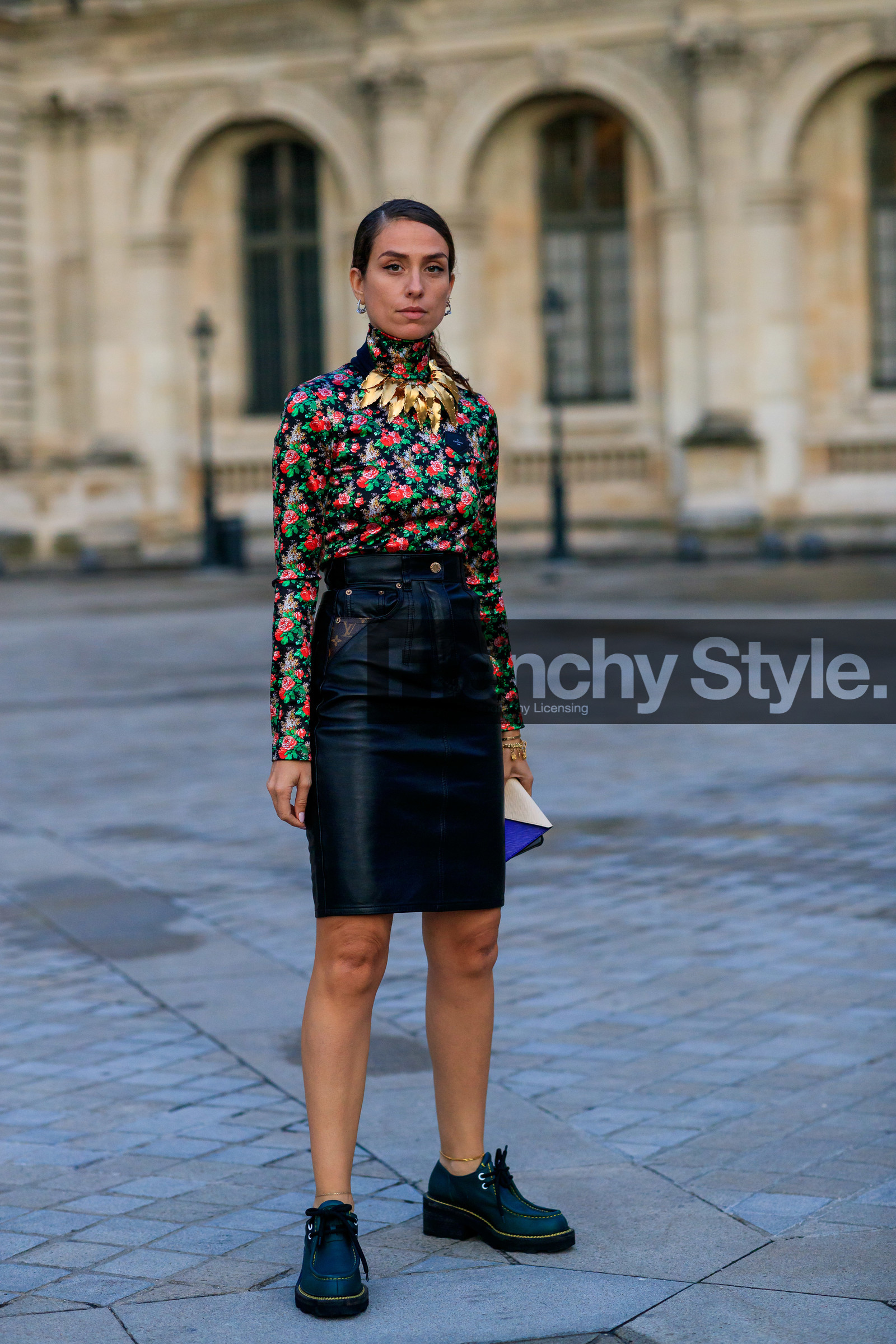 erika boldrin, louis vuitton total look, floral printed top, high collar top, tight top, green top, red top, golden necklace, chocker, black leather skirt, mid long skirt, monogrammed skirt, black top, ankle bracelet, black suede shoes, flat shoes, laced shoes, PARIS, PFW, SPRING SUMMER 2020, SS 20, fashion week, frenchystyle, FW, jonathan paciullo, street style, vertical, full length