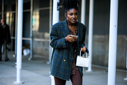 tweed oversized blazer, white mini cabas bag, brown leggins, fashion week, frenchystyle, FW, jonathan paciullo, street style, NYFW, NEW YORK, AUTUMN WINTER 2022-2023, FALL WINTER 2022_2023, FW 22-23, atmosphere details, horizontal