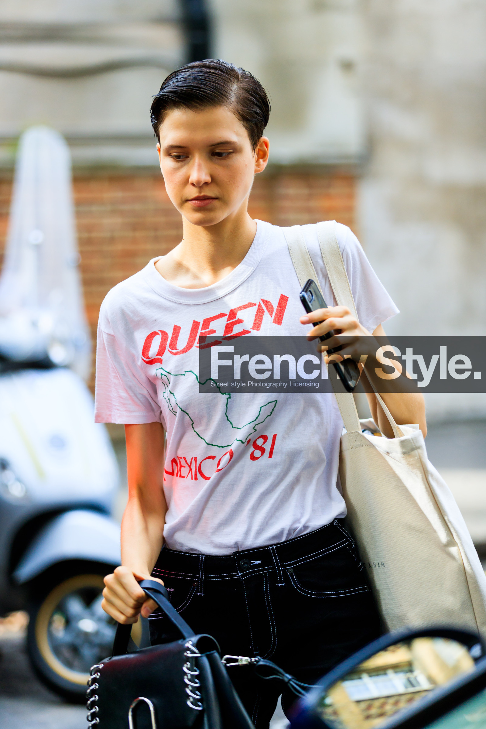 black bag, black denim, denim pants, jeans, leather bag, printed t shirt, tote bag, trousers, white t shirt, fashion week, frenchystyle, FW, jonathan paciullo, street style, LFW, LONDON, SPRING SUMMER 2019, SS 19, vertical, detail, atmosphere details